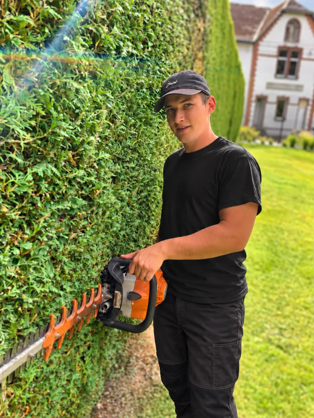 Quentin Bigneron, Jardinier paysagiste, taillant une haie
